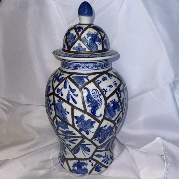 Chinese Blue and White Lidded Jar Hand Painted with Floral and Leaf - Picture 2 of 11